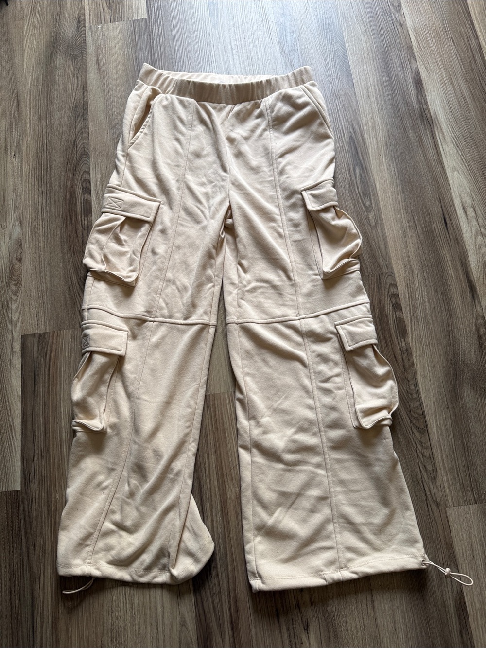 Wide-Leg Cargo Pants in Cream